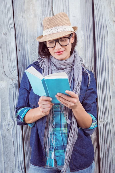 Feliz hipster lendo um livro — Fotografia de Stock