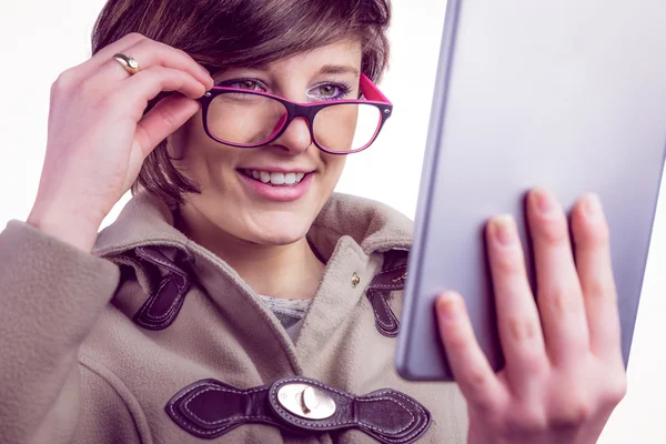 Mujer atractiva usando su tableta pc — Foto de Stock
