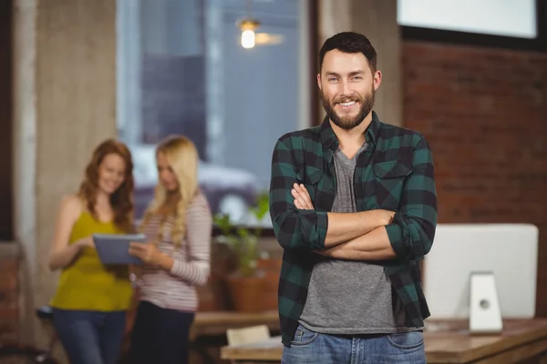 Homme d'affaires souriant debout dans le bureau — Photo