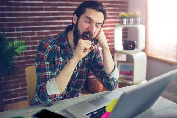 Geschäftsmann gähnt mit der Hand am Kinn — Stockfoto