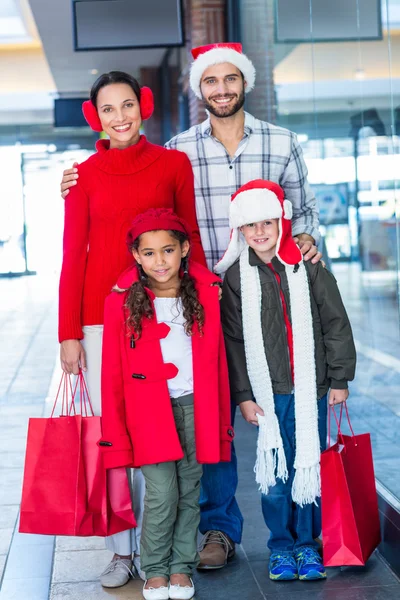 Счастливая семья в торговом центре — стоковое фото