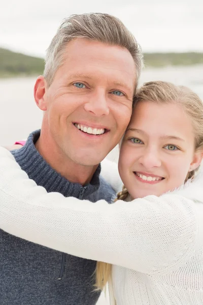 Far og datter på stranden - Stock-foto