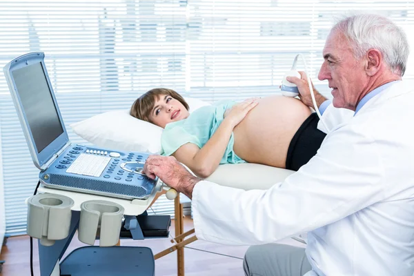 Mujer y médico mirando la exploración — Foto de Stock