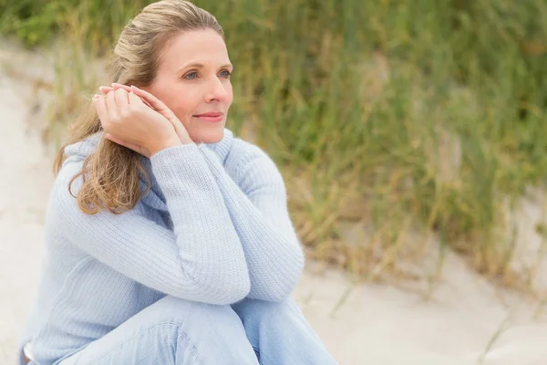 Frau sitzt am Strand auf Sand — Stockfoto