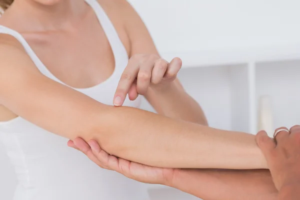 Médico estiramiento mujer brazo — Foto de Stock