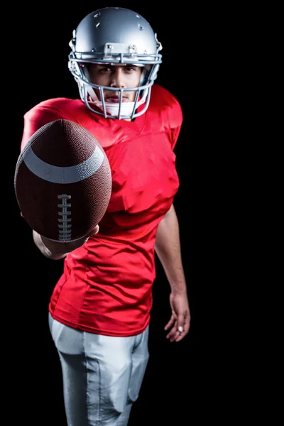 Futbol amerykański gracz wyświetlone piłka — Zdjęcie stockowe