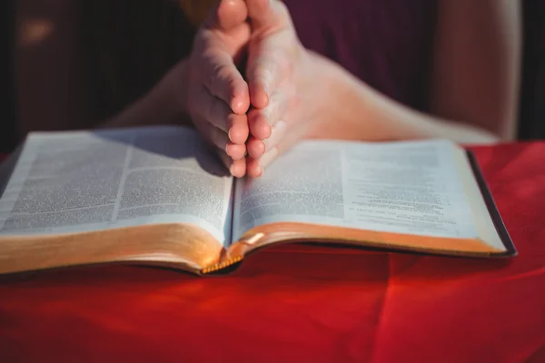 Mujer rezando con su Biblia — Foto de Stock