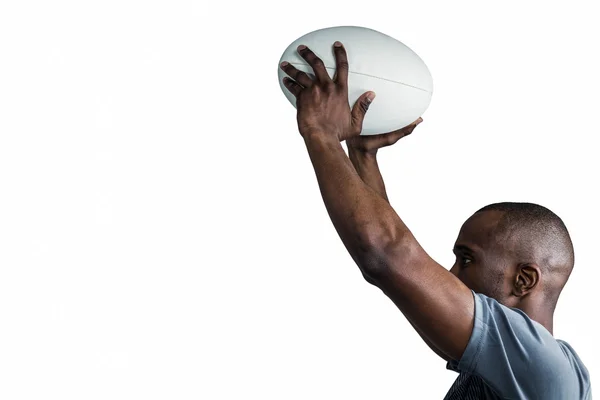 Atleta lanzando pelota de rugby — Foto de Stock