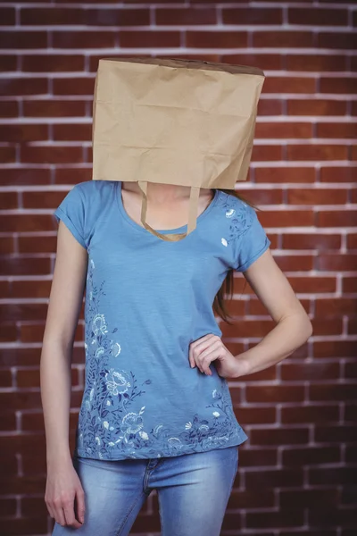 Женщина позирует с мешком на голове — стоковое фото
