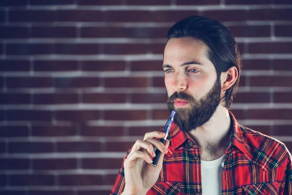 Düşünceli hipster holding elektronik sigara — Stok fotoğraf