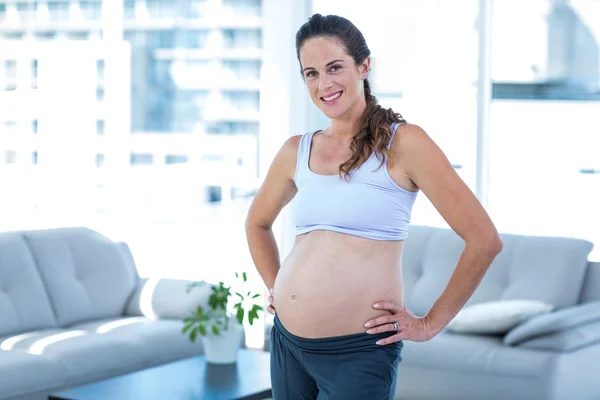 Vrolijke zwangere vrouw met handen op heup — Stockfoto