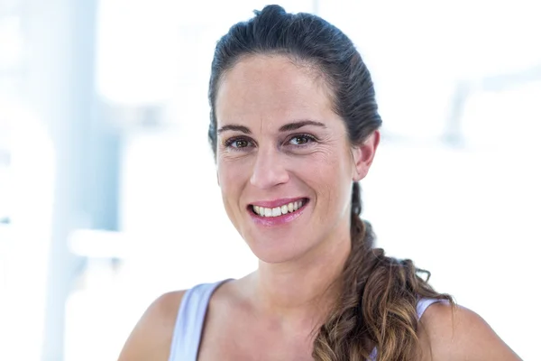 Sorrindo jovem mulher — Fotografia de Stock