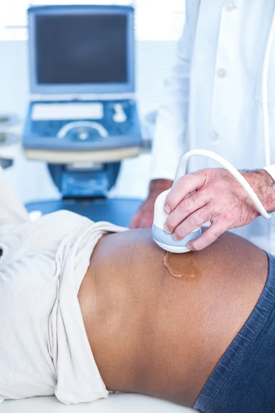 Médico realizando ultra-som na mulher — Fotografia de Stock