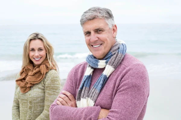 Paar staande op het strand — Stockfoto