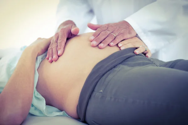 Médico examinando mulher grávida — Fotografia de Stock