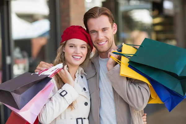 Um casal feliz com sacos de compras — Fotografia de Stock