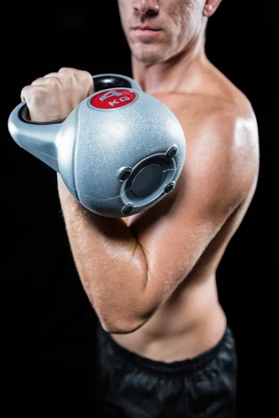 Sportivo che lavora con il kettlebell — Foto Stock