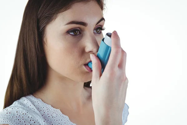 Asthmatische Brünette mit ihrem Inhalator — Stockfoto