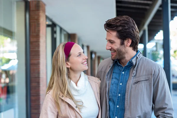 Pareja abrazándose en el centro comercial — Foto de Stock