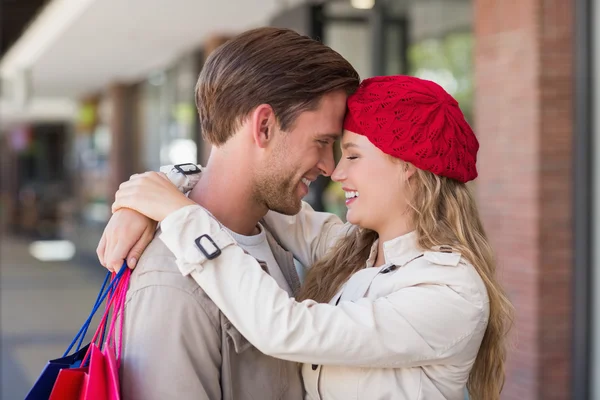 Vrouw knuffelen haar vriend — Stockfoto