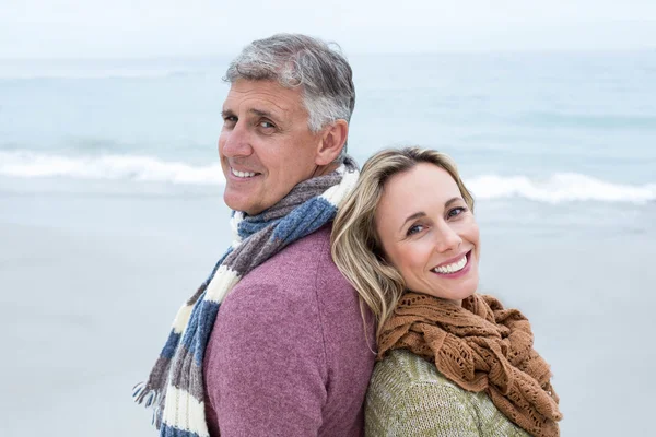 Paar steht Rücken an Rücken am Strand — Stockfoto