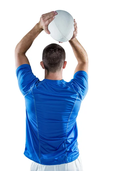 Jugador de rugby lanzando pelota — Foto de Stock