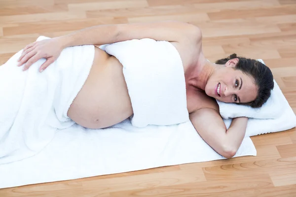 Mujer embarazada relajándose en casa — Foto de Stock