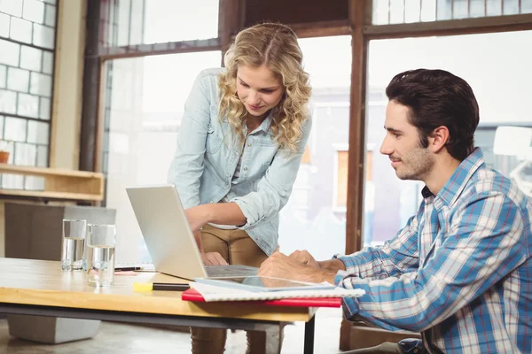 Kvinnan förklarar kollega i office — Stockfoto