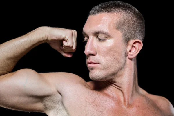 Shirtless athlete flexing muscles — Stock Photo, Image