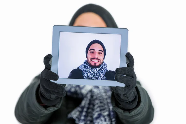 Hombre barbudo usando tableta para tomar selfie —  Fotos de Stock