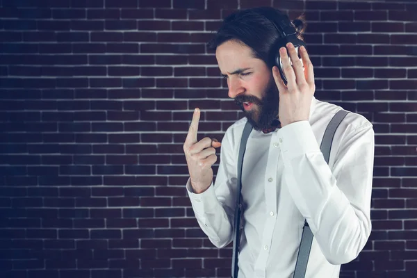 Hipster očima uzavřena poslech hudby — Stock fotografie