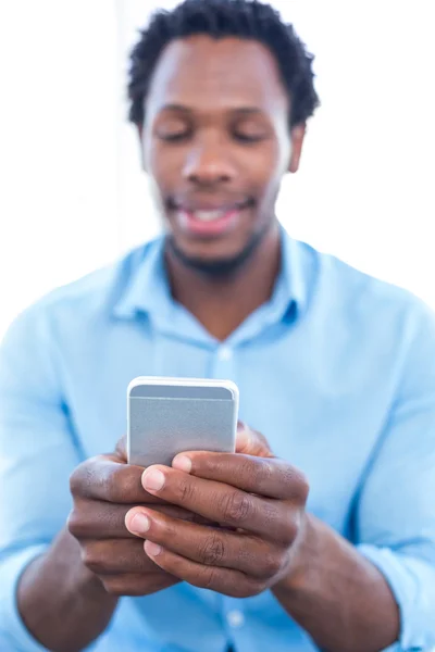 Happy man met behulp van mobiele telefoon — Stockfoto