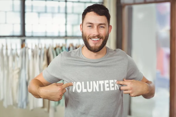 Muž ukazuje dobrovolníků Text na tričko — Stock fotografie