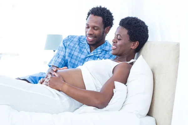 Aanraken van de buik van zwangere vrouw man — Stockfoto