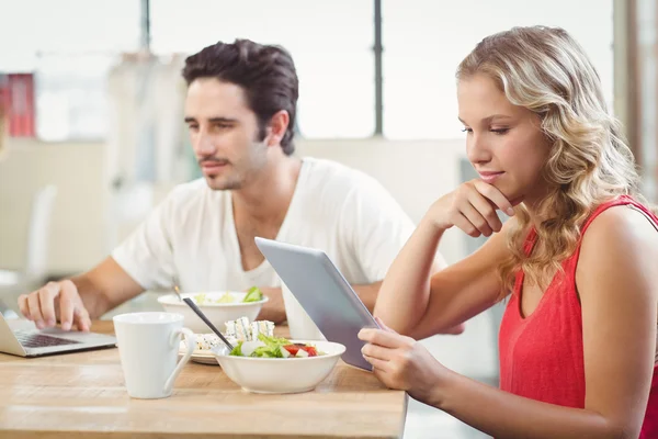 Geschäftsfrau schaut auf Tablet — Stockfoto