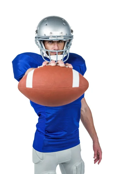 American Football-Spieler zeigt Ball — Stockfoto