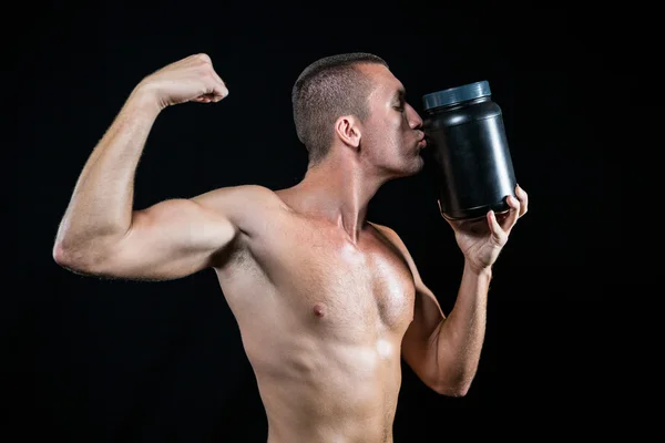 Przystojny sportowiec wyginanie mięśni — Zdjęcie stockowe