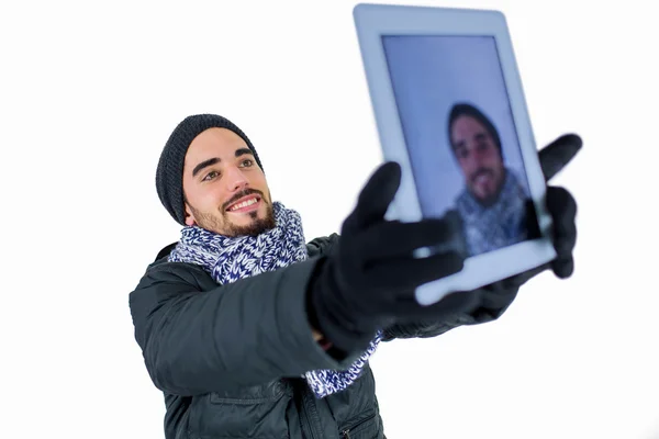 Homem barbudo usando comprimido para tomar selfie — Fotografia de Stock