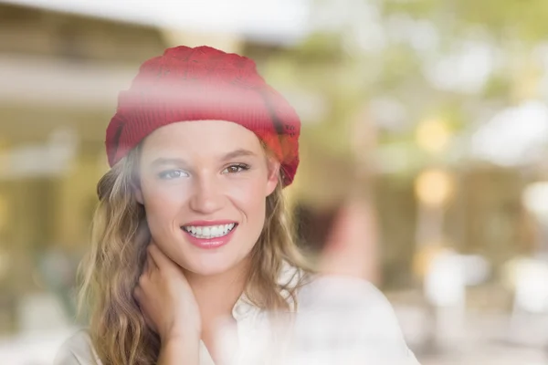 Sorridente donna bionda al centro commerciale — Foto Stock