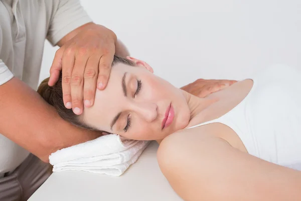 Mulher recebendo massagem no pescoço — Fotografia de Stock