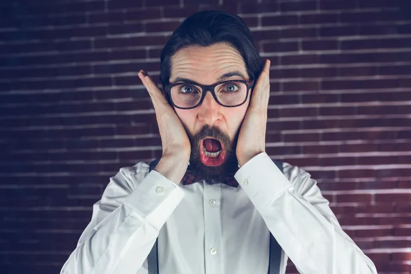 Geschokt mens tegen muur — Stockfoto