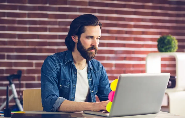 Pewny siebie biznesmen korzystający z laptopa — Zdjęcie stockowe