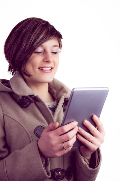 Femme attrayante en utilisant sa tablette pc — Photo