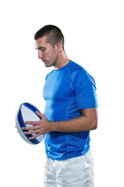 Pensativo deportista sosteniendo la pelota — Foto de Stock