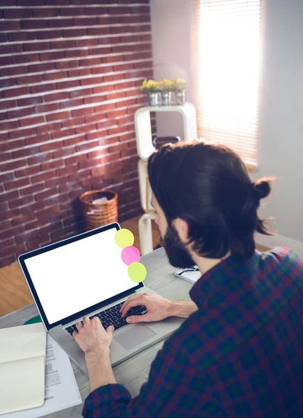 Editor criativo usando laptop no escritório — Fotografia de Stock