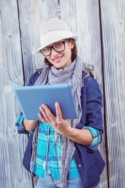 Happy hipster innehar en TabletPC — Stockfoto