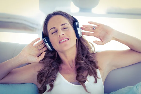 Vrouw met ogen gesloten luisteren naar muziek — Stockfoto