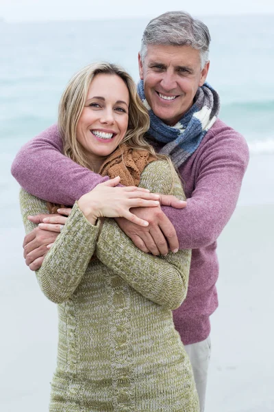 Paar knuffelen elkaar op strand — Stockfoto