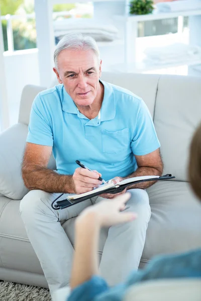 Gynaecoloog praten met zwangere vrouw — Stockfoto