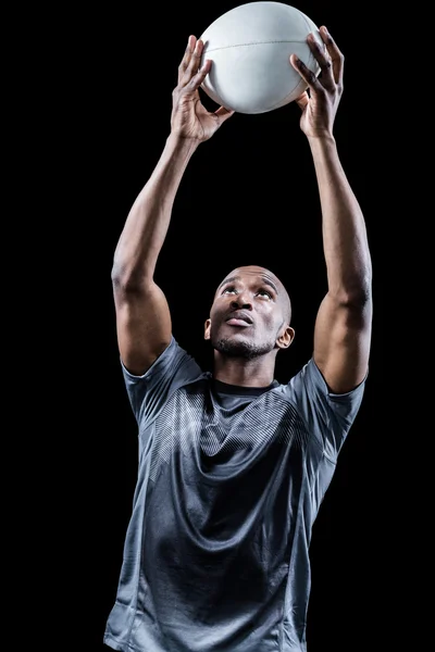 Спортсмен ловит мяч для регби — стоковое фото